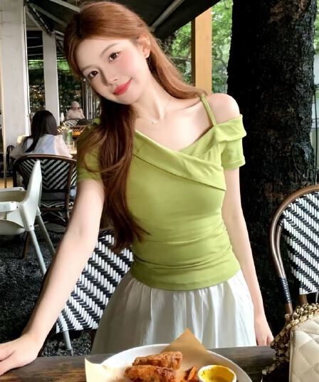 2026 여름 새로운 순수한 욕망 바람 핫걸 디자인 센스 몸매 가꾸기 슬림해 보이는 비대칭 밝은 녹색 슬립 맨위 여성