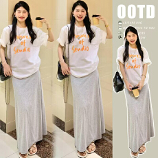 白色慵懒风松弛时尚气质设计感印花T恤上衣＋可调节弹力亲肤半裙