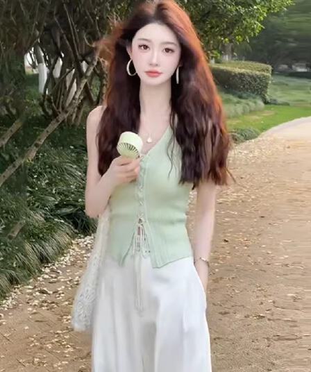 녹색 민소매 니트 V넥 조끼 맨위 2025 여름 새로운 외출용 쇼트 스타일 고급 몸매 가꾸기 슬립 여성 의류