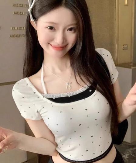 순수한 욕망 핫걸 바람 페이크 레이어드 행침 목 긍정적 인 어깨 반팔 티셔츠 여성 여름 디자인 센스 몸매 가꾸기 슬림해 보이는 다용도 맨위