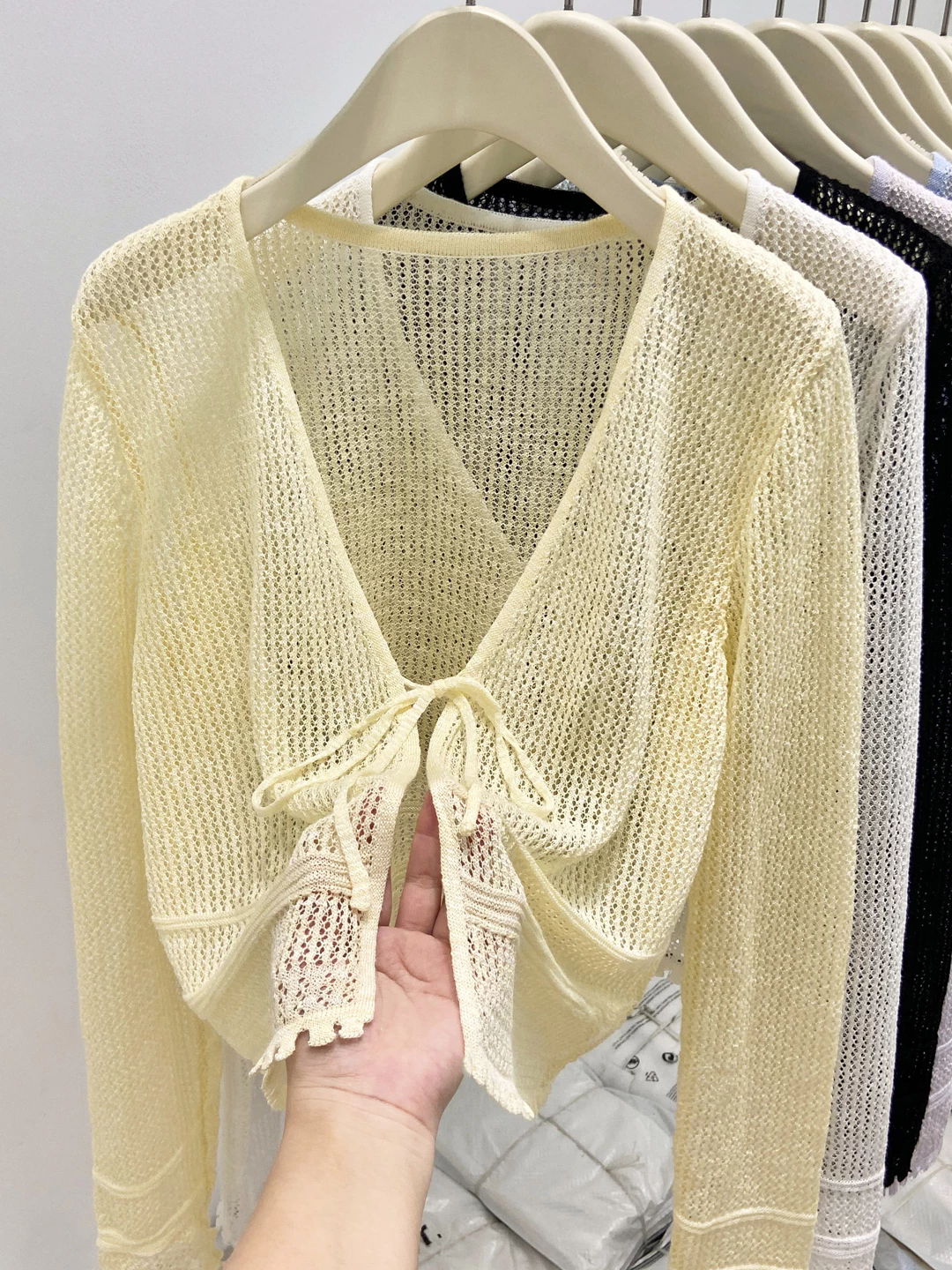 자수 홀로우 아웃 니트 오픈 가디건 여성 2026 여름 새로운 쇼트 스타일 레이스업 긴팔 자외선 차단 블라우스 다용도 맨위