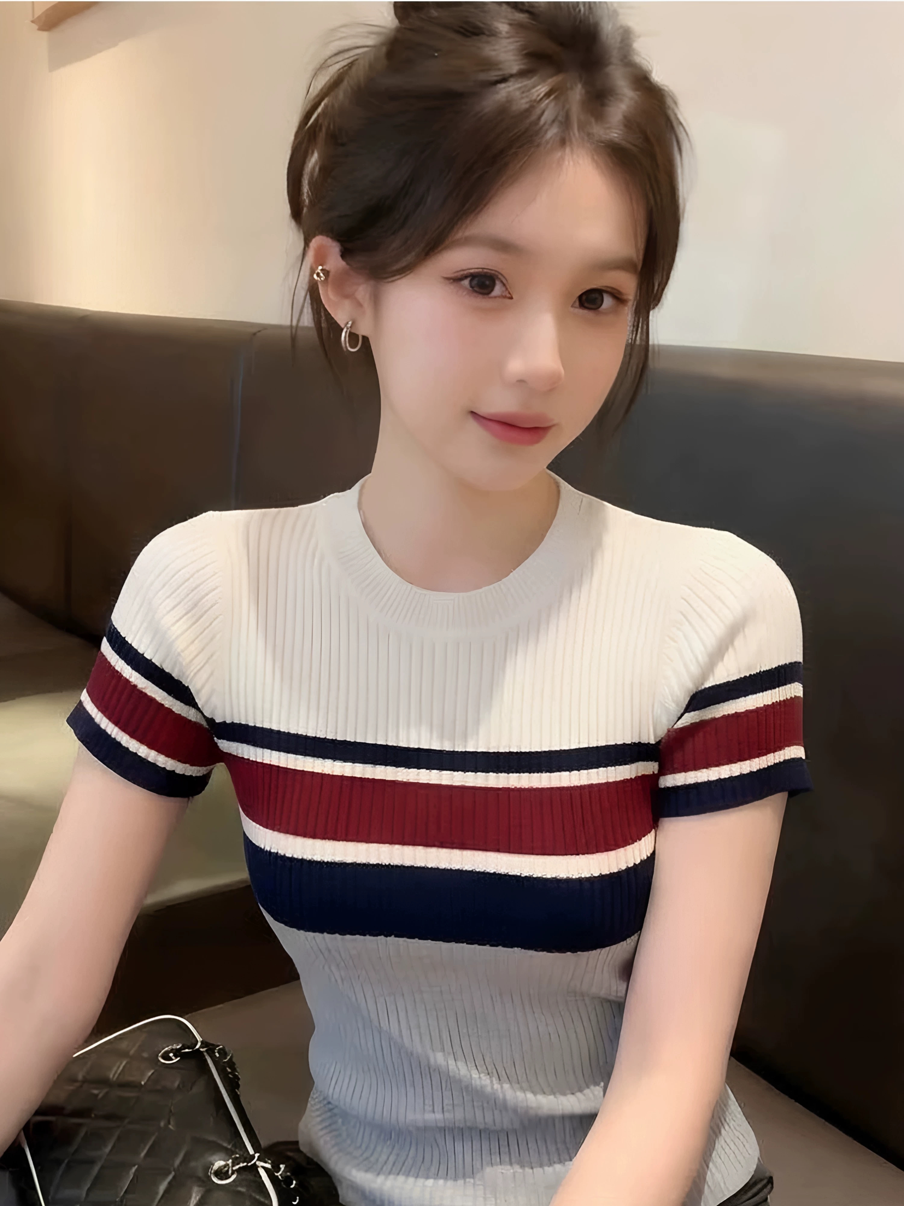 빛 요리 한 바람 라운드 넥 배색 스트라이프 반팔 니트 스웨터 여성 2026 여름 새로운 품격 슬림해 보이는 고급 센스 맨위
