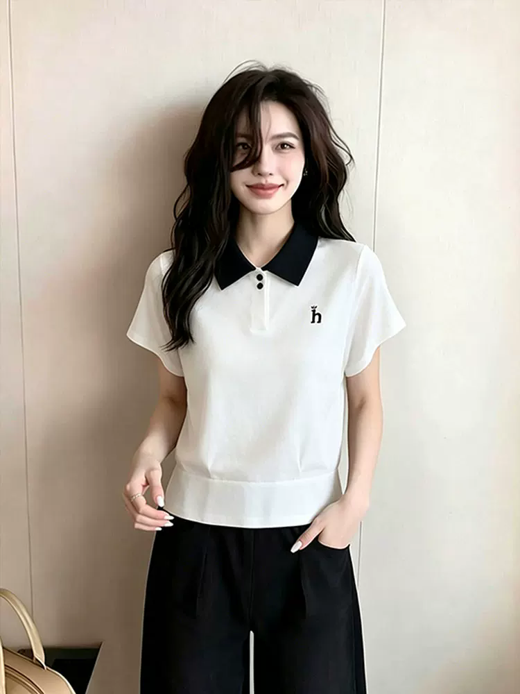 화이트 알파벳 자수 폴로 칼라 풀오버 반팔 티셔츠 여성 2026 여름 새로운 느슨함 센스 일상 착용 잡아라. 의류