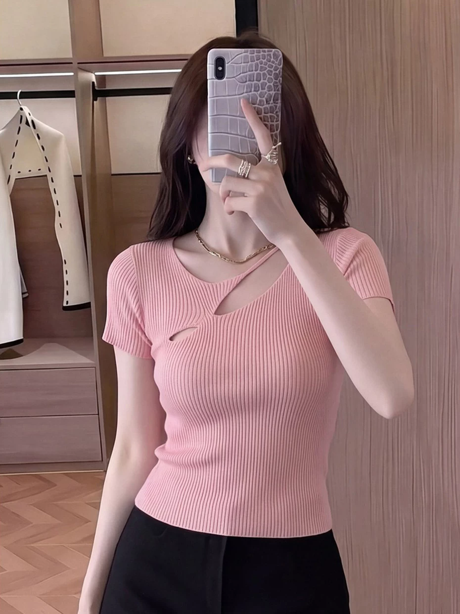 달콤한 자매 긍정적 인 어깨 반팔 맨위 여성 2026 여름 새로운 품격 디자인 센스 홀로우 아웃 몸매 가꾸기 니트 짧은 티셔츠