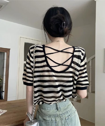 뒤로 홀로우 아웃 디자인 센스 작은 대중 스트라이프 긍정적 인 어깨 반팔 티셔츠 여성 여름 디자인 센스 작은 대중 달콤한 핫걸 맨위