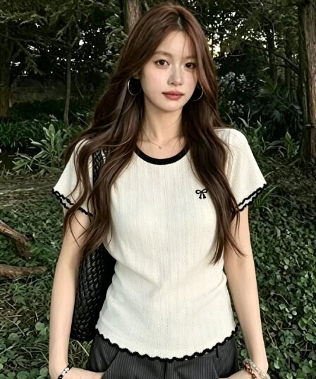 화이트 배색 라운드 넥 반팔 티셔츠 여성 여름 새로운 얇은 스타일 니트 스웨터 나비 매듭 자수 몸매 가꾸기 맨위 트렌디