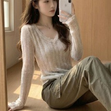 批发韩系软糯白色V领马海毛针织<b class='q'>打底衫</b>女春季薄款超好看内搭短款上衣