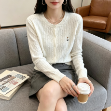 批发2026早秋新款圆领麻花针织开衫女小熊刺绣<b class='q'>修身</b>显瘦外穿毛衣外套