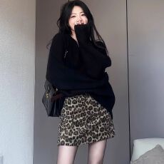 批发咖色豹纹半身裙女秋冬2025新款a字包臀裙复古辣妹毛呢美拉德短裙
