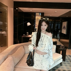 批发秋季套<b class='q'>装</b>设计感斜肩套头卫衣休闲高腰包臀半身裙两件套女