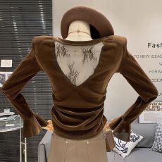 洋气时尚设计感丝绒露背打底衫2025秋季新款显瘦百搭喇叭袖上衣女