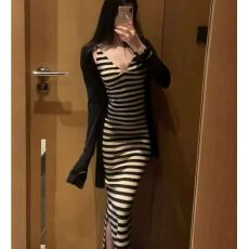 批发纯御氛围感减龄搭配一整套女装新款<b class='q'>条纹</b><b class='q'>连衣裙</b>气质防晒开衫两件套