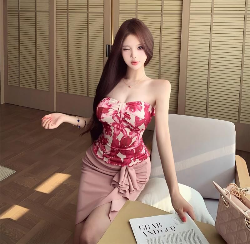 여름 휴가 바람 순수한 욕망 치엥 꽃무늬 몸매 가꾸기 슬림해 보이는 튜브탑 맨위 여성