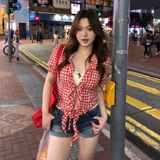 批发<b class='q'>红色</b>格子短袖衬衫女夏新款纯欲辣妹修身泡泡袖短款<b class='q'>上衣</b>