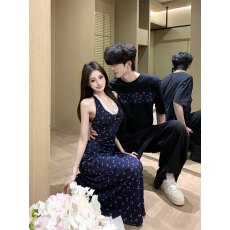 批发实拍 夏季碎花蕾丝设计感收腰百搭<b class='q'>连衣裙</b>挂脖情侣装短袖
