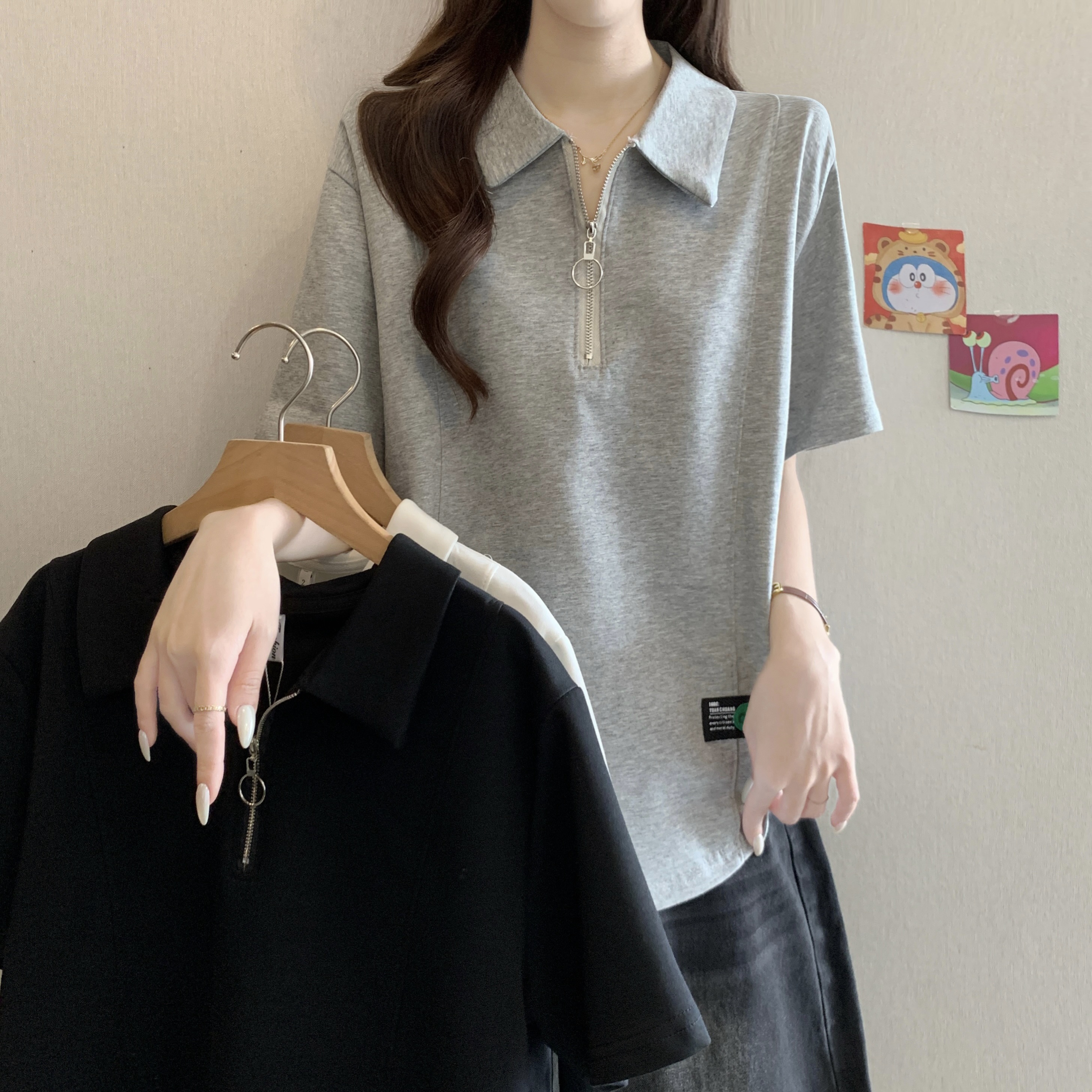 디자인 센스 POLO 칼라 하프 지퍼 긍정적 인 어깨 반팔 티셔츠 여성 여름 새로운 지방 mm 패션 캐주얼 슬림해 보이는 다용도 의류