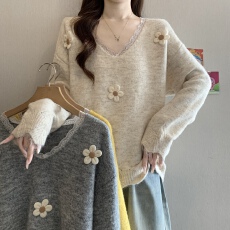 批发高级感蕾丝拼接V领立体花朵毛衣<b class='q'>秋</b>冬新款胖MM慵懒显瘦漂亮针织衫