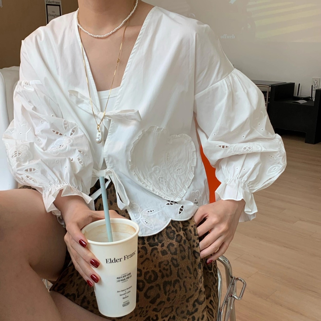 재고 있음 프랑스식 작은 대중 하트 주머니 자수 V넥 레이스업 열기 셔츠 레오파드 무늬 반바지 투피스 세트