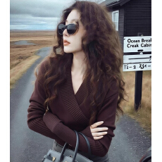 批发新款咖色赫本交叉v领毛衣女秋<b class='q'>冬</b>季设计感收腰显瘦气质针织衫上衣