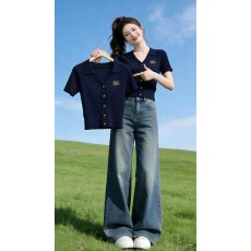 批发藏青色翻领V领纽扣<b class='q'>针织衫</b>短袖T恤女2026新款夏季别致刺绣短款上衣