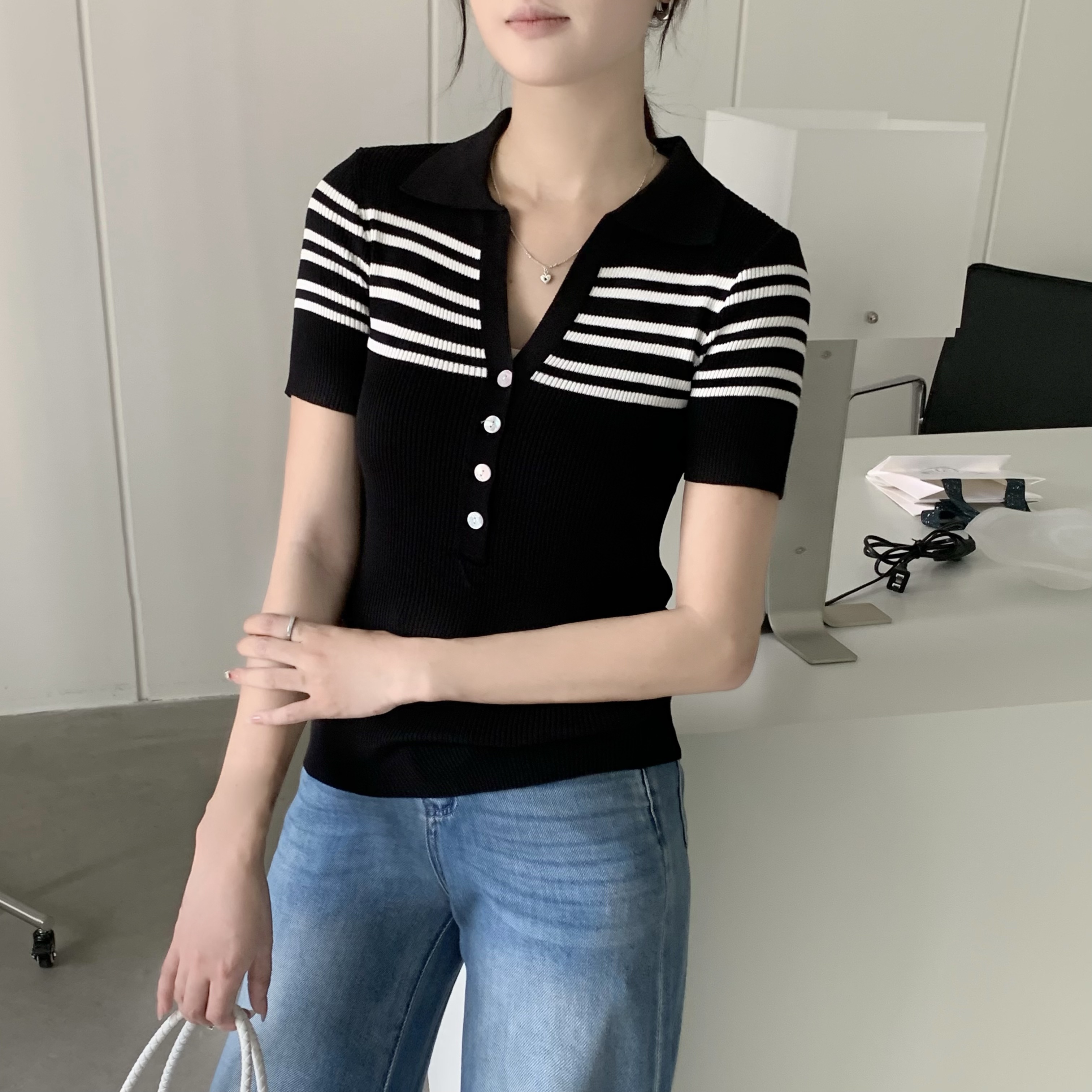 한 부서 chic 배색 스트라이프 패치워크 반팔 니트 스웨터 여성 2026 년 여름 외국 가스 연령 감소 쇼트 스타일 맨위 서비스