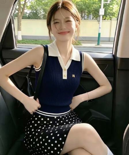 여름 학원 스타일 달콤한 핫걸 POLO 칼라 니트 민소매 조끼 여성 디자인 센스 자이언트 잘 생긴 몸매 가꾸기 슬림해 보이는 맨위