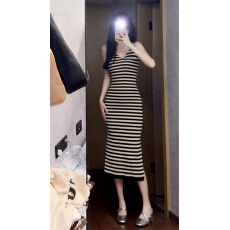 批发法式条纹吊带背心连衣裙子女<b class='q'>夏</b>季2025新款爆款高级感修身包臀长裙