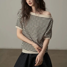 批发法式斜肩露肩纯欲冰丝<b class='q'>针织衫</b>女夏季薄款一字肩辣妹小上衣