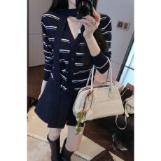 批发梅子熟了轻法式学院风复古条纹挂脖针织<b class='q'>开衫</b>女秋简约V领长袖上衣