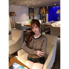 批发早秋亮丝肌理撞色包边金扣短款上衣女高级感<b class='q'>修身</b>长袖坑条针织衫女