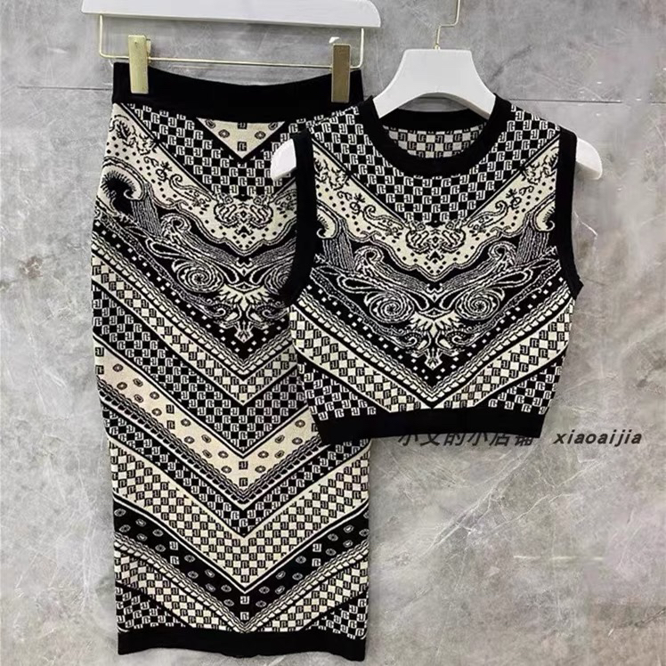 품격 고급 센스 2025 봄 여름 섹시함 하이웨이스트 이슬 뼈의 라운드 넥 조끼 하이웨이스트 타이트 스커트 반 스커트 니트 세트