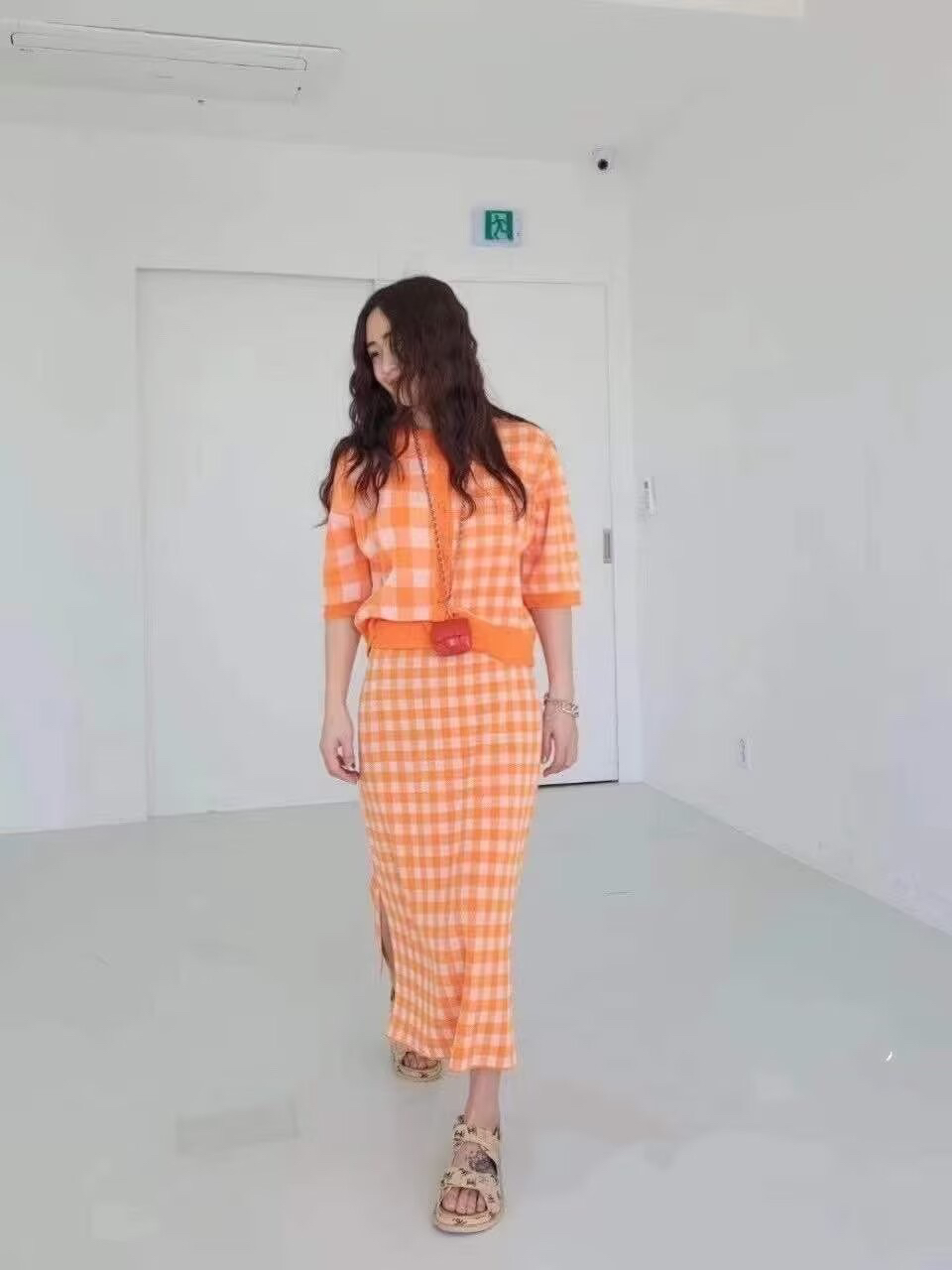 활력 소녀 가을 겨울 새로운 바지 레트로 디스플레이 화이트 주황색 쇼트 스타일 니트 미니 스커트 한 바람 chic 패치워크 색상 루즈핏 세트 트렌디