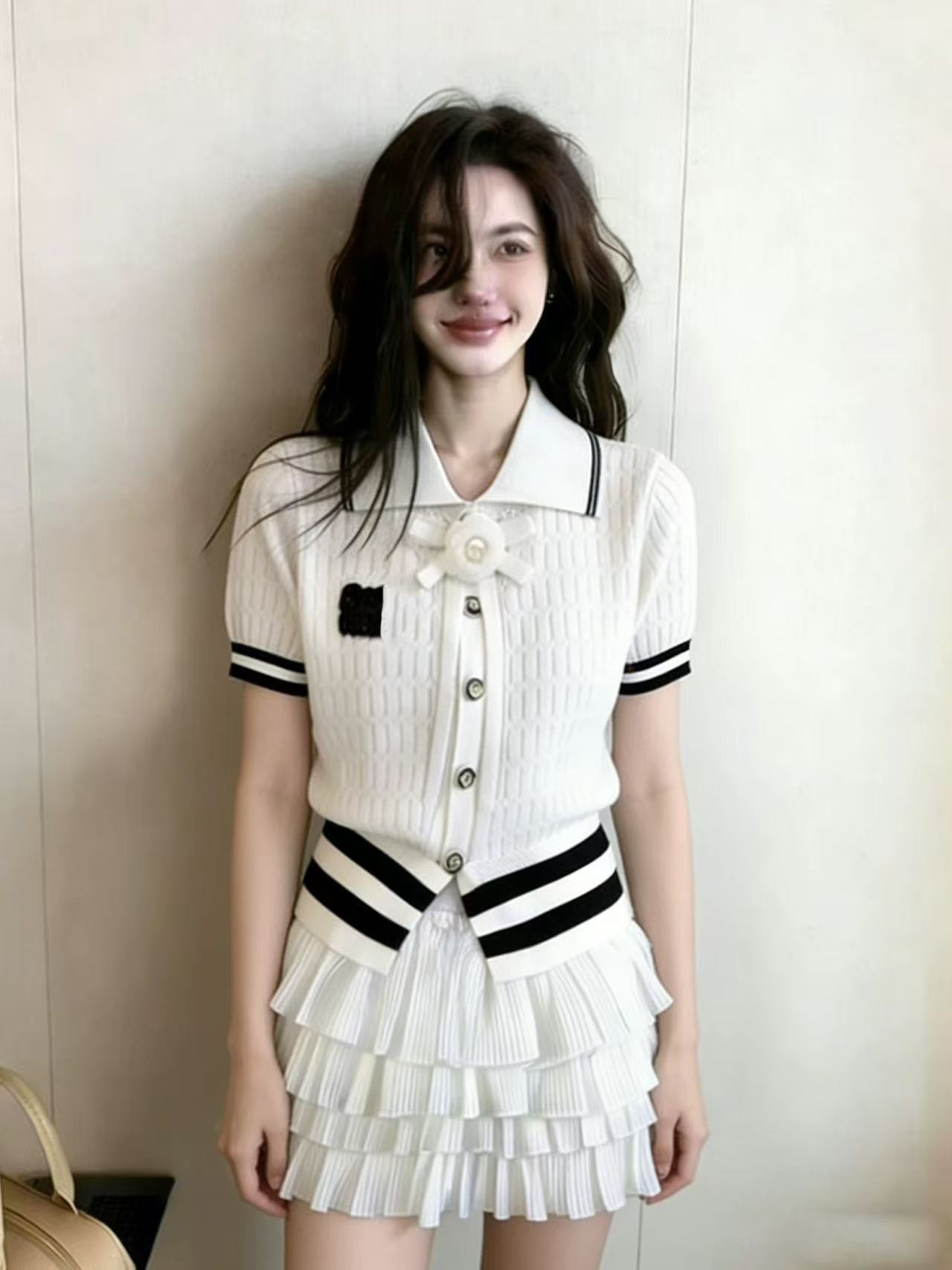 학원 스타일 배색 폴로 칼라 니트 오픈 가디건 여성용 짧은 소매 알파벳 프린트 패션 몸매 가꾸기 연령 감소 맨위 여름 착용 가져 가라.