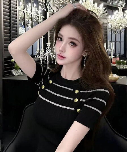 금속 버클 라운드 넥 반팔 니트 스웨터 여성 여름 새로운 패션 풀오버 몸매 가꾸기 슬림해 보이는 스트라이프 디자인 센스 맨위