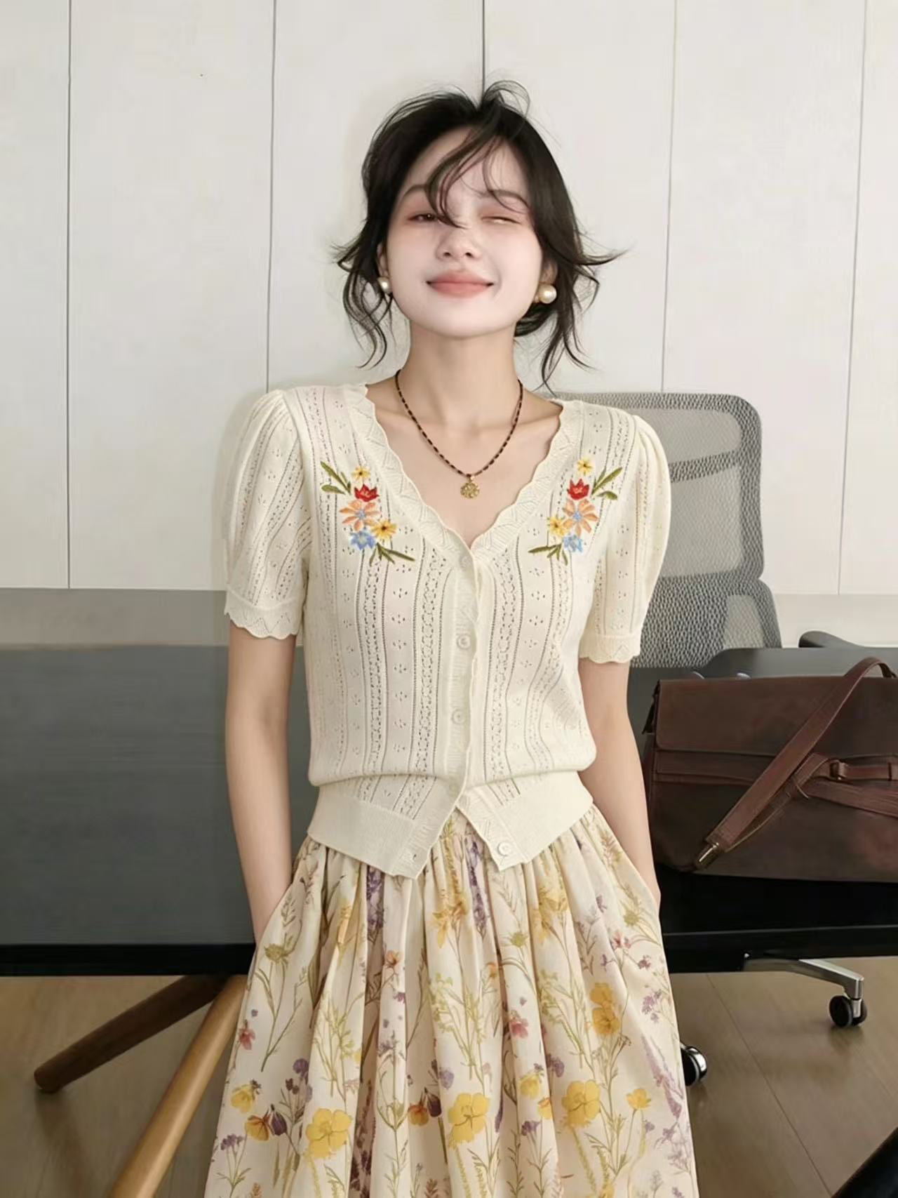 한국 스타일 숙녀 바람 자수 꽃 V넥 반팔 니트 오픈 가디건 여성 여름 새로운 단추 연령 감소 외국 가스 맨위