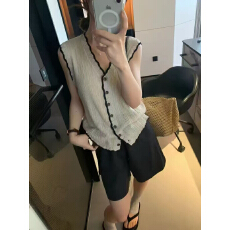 批发小众设计波浪撞色边针织马甲轻薄镂空无袖V领单排扣显瘦外搭上衣