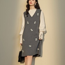 批发有货 灰色刺绣背心<b class='q'>连衣裙</b>女2025新款v领拼接针织毛衣打底裙秋冬