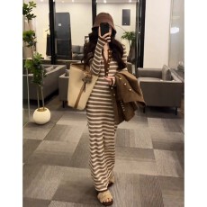 批发撞色<b class='q'>条纹</b>V领长袖打底针织连衣裙女秋冬配大衣修身包臀气质<b class='q'>长裙</b>子