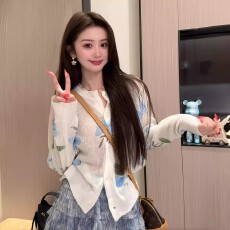 批发小清新温柔系<b class='q'>韩版</b>设计感针织衫白色花朵图案<b class='q'>大码</b>上衣2026春季新款