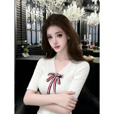 批发小香风蝴蝶结V领针织衫女中袖修身百搭减龄上衣白色