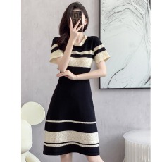 批发2026年夏季赫本风冰丝连衣裙夏季薄款圆领黑色裙子女小黑裙女