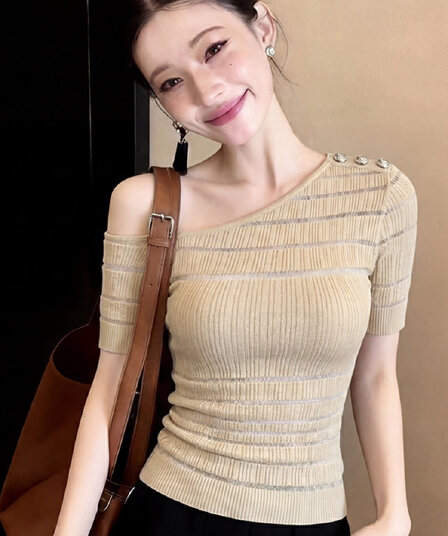 작은 키 커피 색상 비스듬한 칼라 오프숄더 니트 스웨터 얼음 실크 반팔 티셔츠 여성 여름 몸매 가꾸기 디자인 센스 쇼트 스타일 맨위