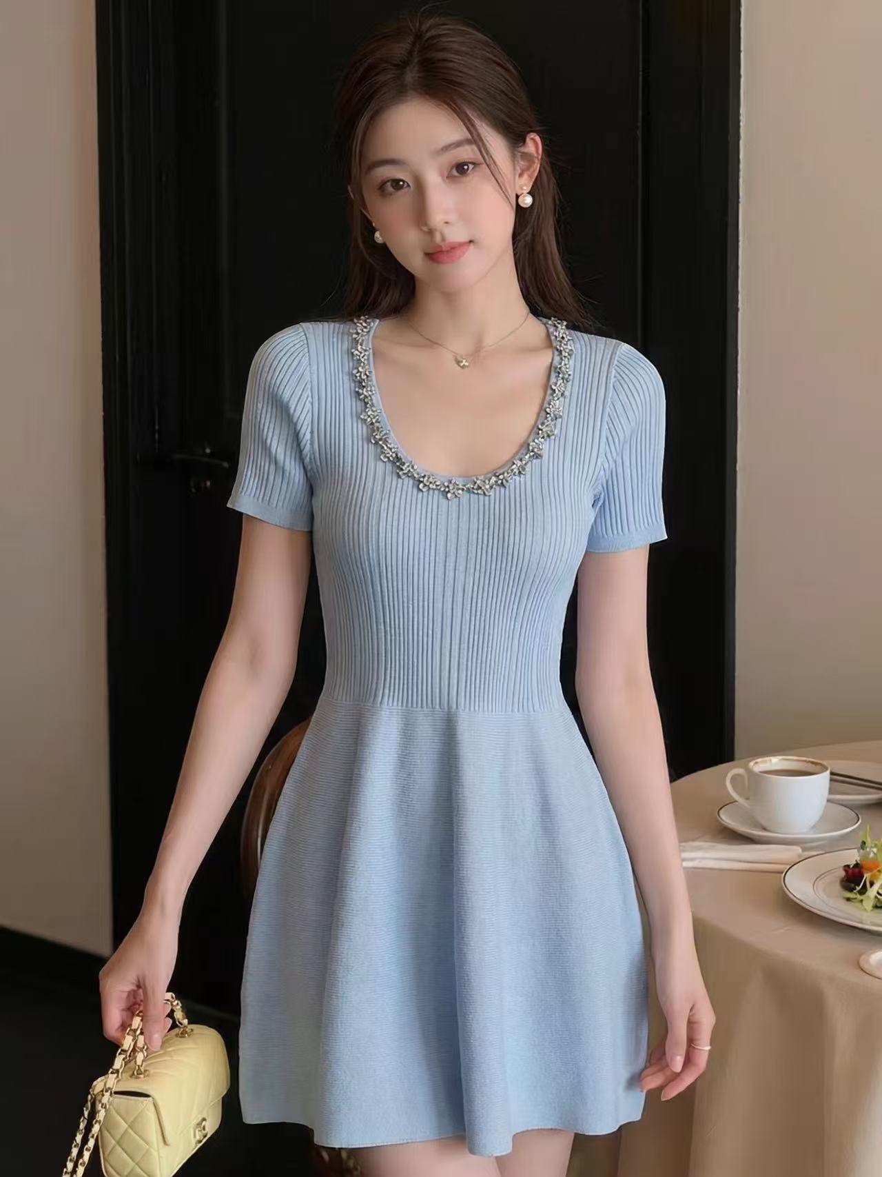 니트 작은 검은 드레스 2026 봄 새로운 생일 모임 이브닝 드레스 비즈 박기 u 칼라 몸매 가꾸기 반팔 드레스
