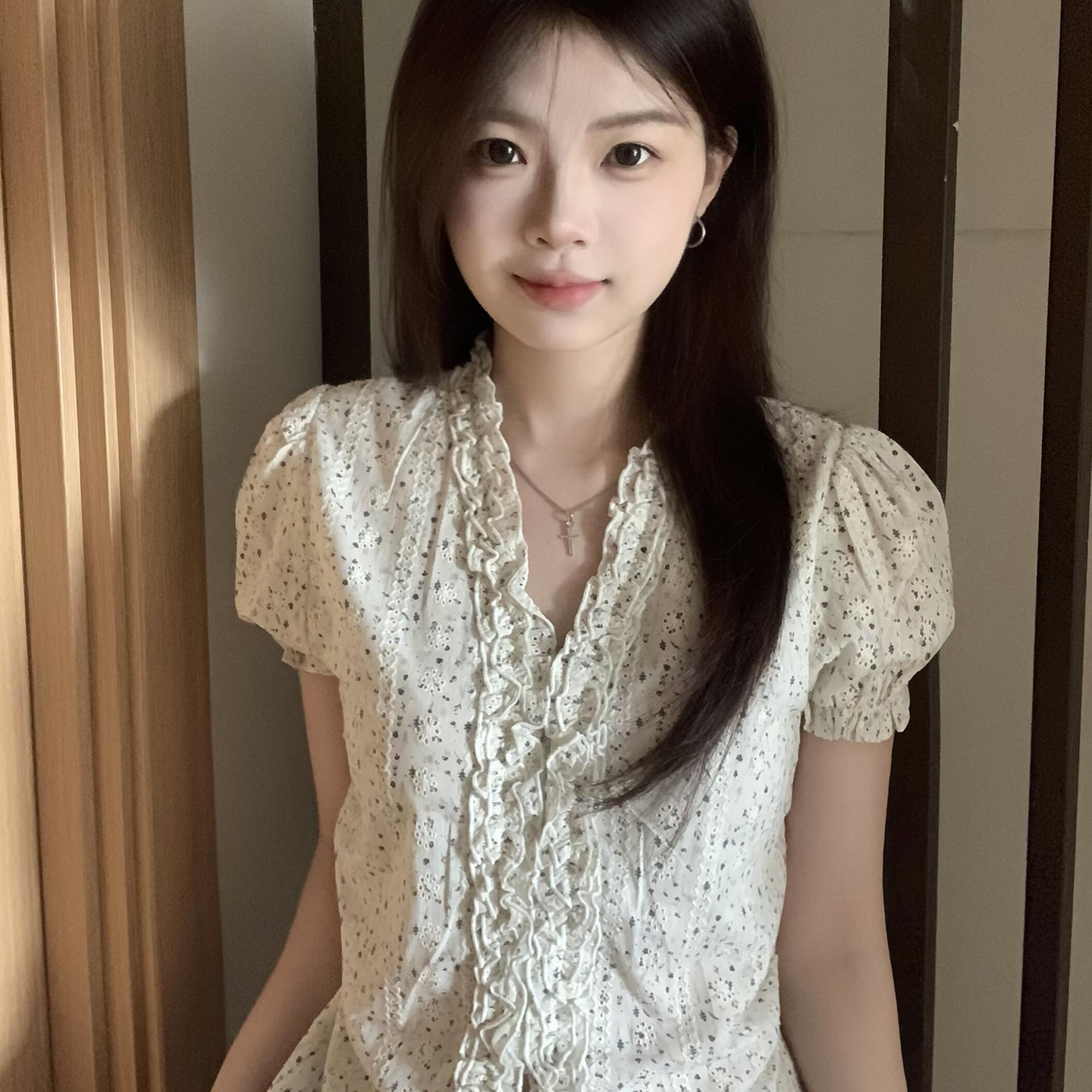 자카드 자수 원단 참나무 늑골 주름 순수한 욕망 바람 꽃무늬 v 칼라 여성 셔츠 여름 프릴 거품 소매