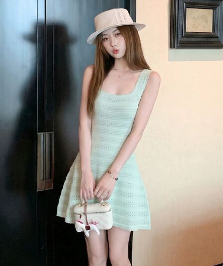 2026 년 한 부서 녹색 u 칼라 홀로우 아웃 민소매 조끼 여성 드레스 여름 허리 수축 슬림해 보이는 한 마디 미니 스커트