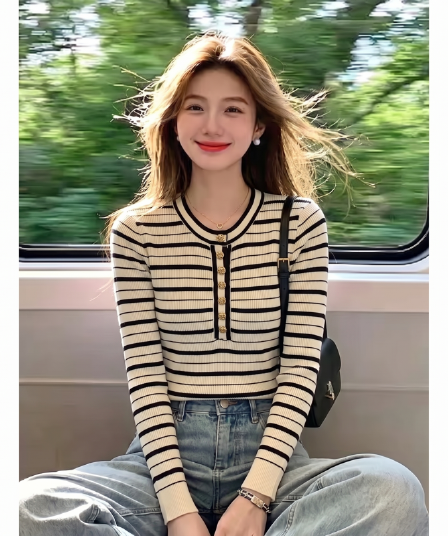 이른 가을 작은 샤넬 스타일 금속 버클 라운드 넥 배색 스트라이프 긴팔 니트 스웨터 여성 한 부서 몸매 가꾸기 슬림해 보이는 다용도 맨위