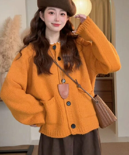 느긋한 바람 주황색 색상 라운드 넥 싱글 줄 버튼 스웨터 여성 코트 가을 겨울 새로운 와이드 부드러운 찹쌀 고급 센스 니트 오픈 가디건