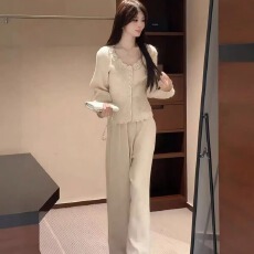 批发温柔气质套装立体<b class='q'>花朵</b>毛衣、休闲裤秋冬款慵懒风穿搭