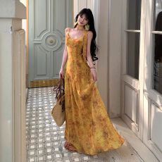 批发度假风黄色碎花吊带连衣裙女夏收腰<b class='q'>显瘦</b>明媚长裙海边丁达尔裙