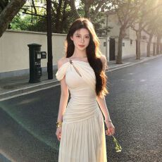 批发韩系温柔风高级感一字肩收腰修身吊带长裙时尚气质款<b class='q'>连衣裙</b>